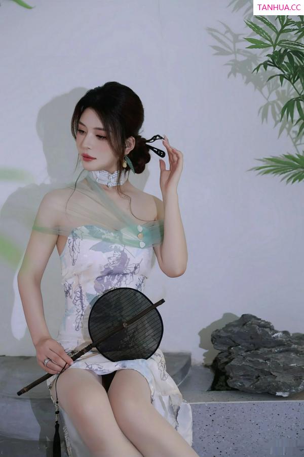   [XiuRen]高清写真图 2025.08.27 No.10694 阿依莎 浅色古风第17张图片